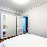 Stylish 4 Double Rooms, アパート