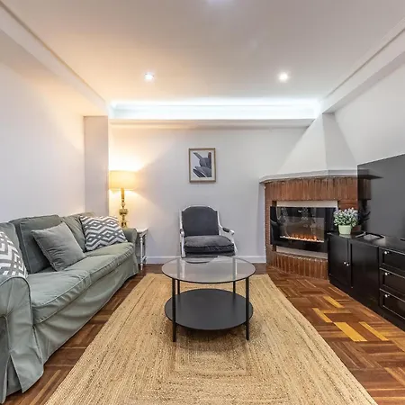 Charming 4 Double Bed Steps From The Old Town Διαμέρισμα *